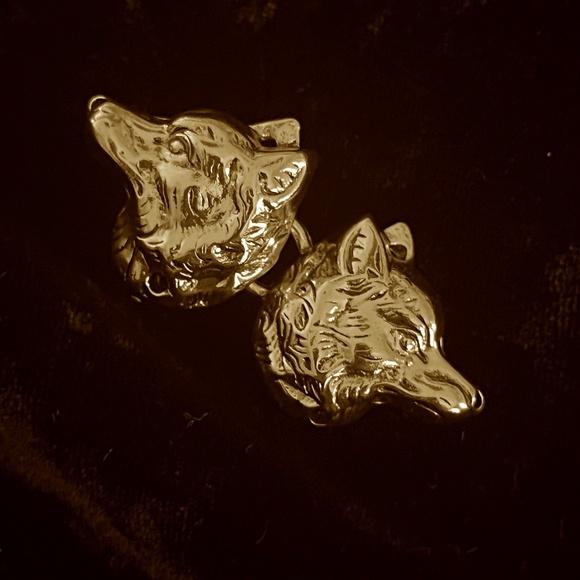 Gold Wolf Cloak clasp - Picture 1 of 4